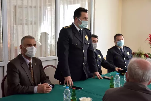 Son dakika... Müdür Onar, Polis Emeklileri Derneği'ni ziyaret etti. Son dakika... Müdür Onar, Polis Emeklileri Derneği'ni ziyaret etti.