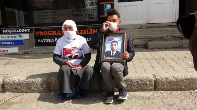 Son dakika haberleri | Çocukları dağa kaçırılan 2 aile, HDP binası önünde oturma eylemi yaptı (2) Son dakika haberleri | Çocukları dağa kaçırılan 2 aile, HDP binası önünde oturma eylemi yaptı (2)