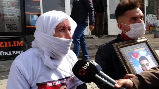 Son dakika haberleri | Çocukları dağa kaçırılan 2 aile, HDP binası önünde oturma eylemi yaptı (2) Son dakika haberleri | Çocukları dağa kaçırılan 2 aile, HDP binası önünde oturma eylemi yaptı (2)