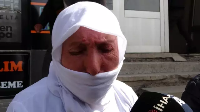 Son dakika haberleri | Çocukları dağa kaçırılan 2 aile, HDP binası önünde oturma eylemi yaptı (2) Son dakika haberleri | Çocukları dağa kaçırılan 2 aile, HDP binası önünde oturma eylemi yaptı (2)