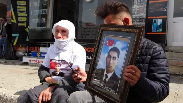 Son dakika haberleri | Çocukları dağa kaçırılan 2 aile, HDP binası önünde oturma eylemi yaptı (2) Son dakika haberleri | Çocukları dağa kaçırılan 2 aile, HDP binası önünde oturma eylemi yaptı (2)