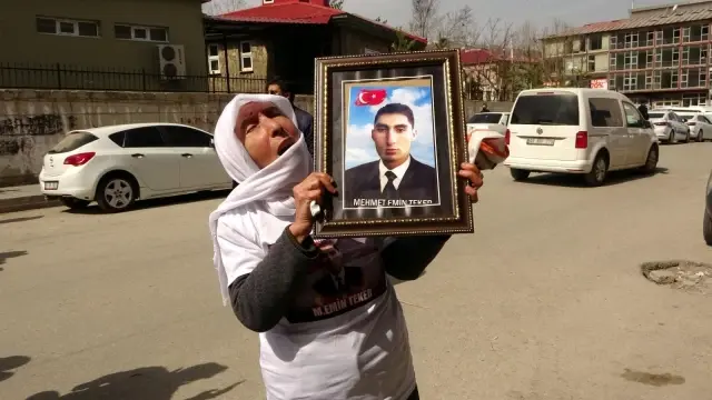 Son dakika haberleri | Çocukları dağa kaçırılan 2 aile, HDP binası önünde oturma eylemi yaptı (2) Son dakika haberleri | Çocukları dağa kaçırılan 2 aile, HDP binası önünde oturma eylemi yaptı (2)