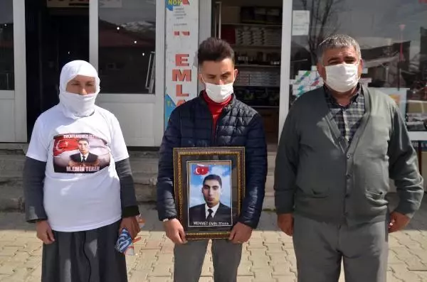 Muş'taki HDP binası önünde evlat nöbeti Muş'taki HDP binası önünde evlat nöbeti