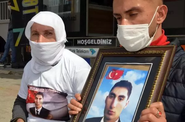 Muş'taki HDP binası önünde evlat nöbeti Muş'taki HDP binası önünde evlat nöbeti