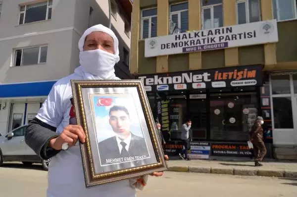 Muş'taki HDP binası önünde evlat nöbeti Muş'taki HDP binası önünde evlat nöbeti