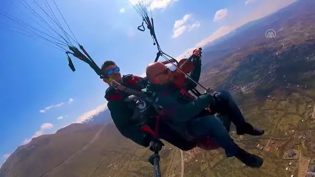 Müzik öğretmeni tandemle uçma hayalini keman resitali ile süsledi Müzik öğretmeni tandemle uçma hayalini keman resitali ile süsledi