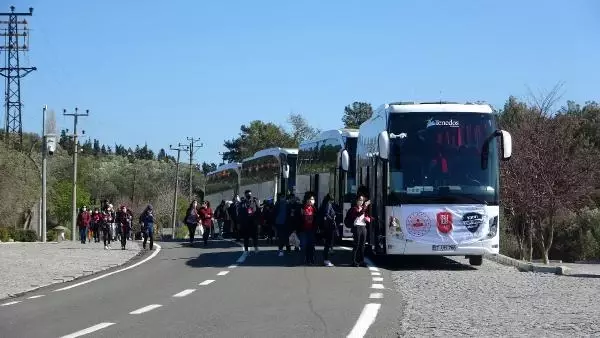 ÇANAKKALE - 'Yarın Çok Genç Olacak Projesi' kapsamında Çanakkale'ye gelen 160 öğrenci şehitlikleri ziyaret etti ÇANAKKALE - 'Yarın Çok Genç Olacak Projesi' kapsamında Çanakkale'ye gelen 160 öğrenci şehitlikleri ziyaret etti