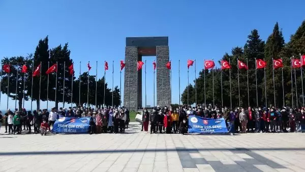 ÇANAKKALE - 'Yarın Çok Genç Olacak Projesi' kapsamında Çanakkale'ye gelen 160 öğrenci şehitlikleri ziyaret etti ÇANAKKALE - 'Yarın Çok Genç Olacak Projesi' kapsamında Çanakkale'ye gelen 160 öğrenci şehitlikleri ziyaret etti