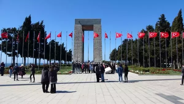ÇANAKKALE - 'Yarın Çok Genç Olacak Projesi' kapsamında Çanakkale'ye gelen 160 öğrenci şehitlikleri ziyaret etti ÇANAKKALE - 'Yarın Çok Genç Olacak Projesi' kapsamında Çanakkale'ye gelen 160 öğrenci şehitlikleri ziyaret etti