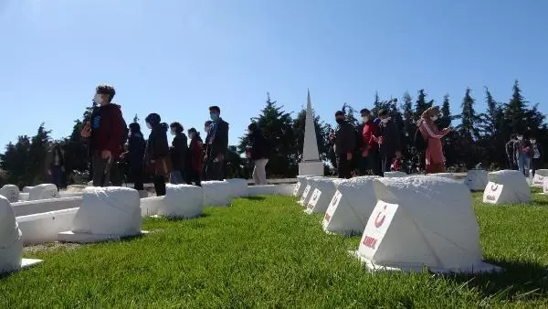 ÇANAKKALE - 'Yarın Çok Genç Olacak Projesi' kapsamında Çanakkale'ye gelen 160 öğrenci şehitlikleri ziyaret etti ÇANAKKALE - 'Yarın Çok Genç Olacak Projesi' kapsamında Çanakkale'ye gelen 160 öğrenci şehitlikleri ziyaret etti