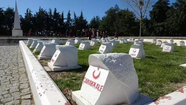 ÇANAKKALE - 'Yarın Çok Genç Olacak Projesi' kapsamında Çanakkale'ye gelen 160 öğrenci şehitlikleri ziyaret etti ÇANAKKALE - 'Yarın Çok Genç Olacak Projesi' kapsamında Çanakkale'ye gelen 160 öğrenci şehitlikleri ziyaret etti