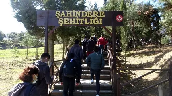 ÇANAKKALE - 'Yarın Çok Genç Olacak Projesi' kapsamında Çanakkale'ye gelen 160 öğrenci şehitlikleri ziyaret etti ÇANAKKALE - 'Yarın Çok Genç Olacak Projesi' kapsamında Çanakkale'ye gelen 160 öğrenci şehitlikleri ziyaret etti