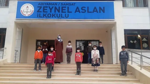 Öğrencileri için hobi bahçesi yaptı Öğrencileri için hobi bahçesi yaptı