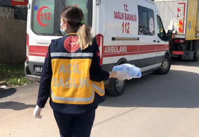 İşçinin makineye kaptırdığı parmaklarını tek tek çıkartıp zamanla yarıştılar İşçinin makineye kaptırdığı parmaklarını tek tek çıkartıp zamanla yarıştılar