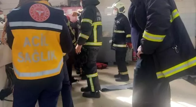 İşçinin makineye kaptırdığı parmaklarını tek tek çıkartıp zamanla yarıştılar İşçinin makineye kaptırdığı parmaklarını tek tek çıkartıp zamanla yarıştılar