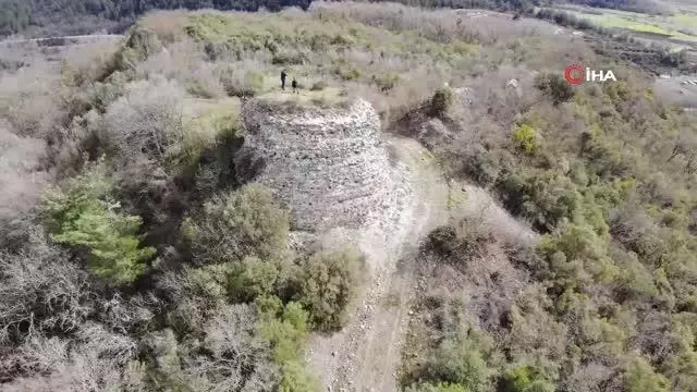 Ormanların içinde 2 bin yıldır ayakta kalan kale ziyaretçilerini bekliyor Ormanların içinde 2 bin yıldır ayakta kalan kale ziyaretçilerini bekliyor