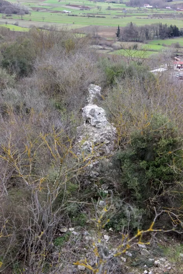 Ormanların içinde 2 bin yıldır ayakta kalan kale ziyaretçilerini bekliyor Ormanların içinde 2 bin yıldır ayakta kalan kale ziyaretçilerini bekliyor