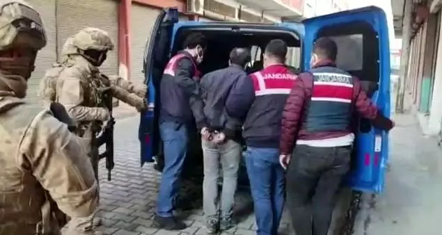 DEAŞ operasyonunda gözaltına alınan 27 kişi adliyeye sevk edildi DEAŞ operasyonunda gözaltına alınan 27 kişi adliyeye sevk edildi