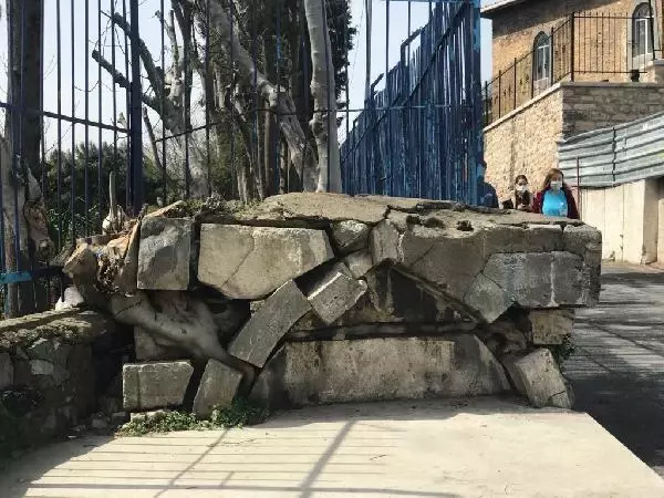 OSMANLI MİRASI 300 YILLIK ÇEŞME KALDIRIM ALTINDA KALDI OSMANLI MİRASI 300 YILLIK ÇEŞME KALDIRIM ALTINDA KALDI
