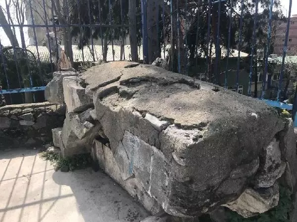 OSMANLI MİRASI 300 YILLIK ÇEŞME KALDIRIM ALTINDA KALDI OSMANLI MİRASI 300 YILLIK ÇEŞME KALDIRIM ALTINDA KALDI