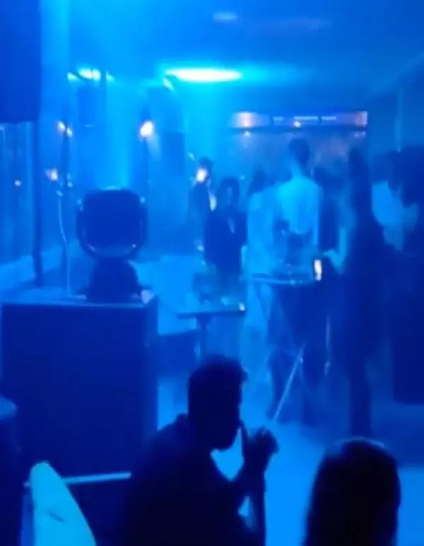 Otel lobisinde parti yapanların eğlencesine baskın! Polisi gören maskesine sarıldı Otel lobisinde parti yapanların eğlencesine baskın! Polisi gören maskesine sarıldı