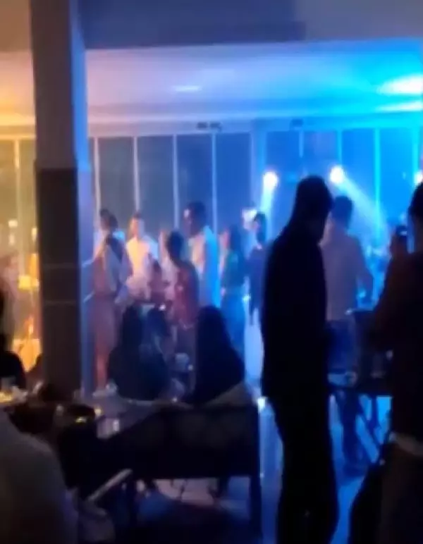Otel lobisinde parti yapanların eğlencesine baskın! Polisi gören maskesine sarıldı Otel lobisinde parti yapanların eğlencesine baskın! Polisi gören maskesine sarıldı