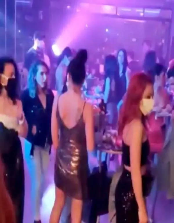 Otel lobisinde parti yapanların eğlencesine baskın! Polisi gören maskesine sarıldı Otel lobisinde parti yapanların eğlencesine baskın! Polisi gören maskesine sarıldı
