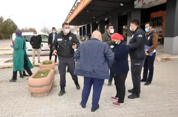 OTOBÜSTEKİ KADININ TESTİ POZİTİF ÇIKINCA KARANTİNAYA ALINAN YOLCULAR İZOLE OLACAK OTOBÜSTEKİ KADININ TESTİ POZİTİF ÇIKINCA KARANTİNAYA ALINAN YOLCULAR İZOLE OLACAK