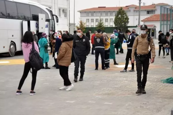 OTOBÜSTEKİ KADININ TESTİ POZİTİF ÇIKINCA KARANTİNAYA ALINAN YOLCULAR İZOLE OLACAK OTOBÜSTEKİ KADININ TESTİ POZİTİF ÇIKINCA KARANTİNAYA ALINAN YOLCULAR İZOLE OLACAK