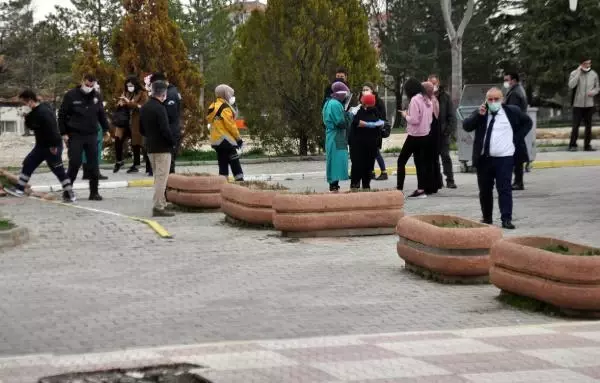 OTOBÜSTEKİ KADININ TESTİ POZİTİF ÇIKINCA KARANTİNAYA ALINAN YOLCULAR İZOLE OLACAK OTOBÜSTEKİ KADININ TESTİ POZİTİF ÇIKINCA KARANTİNAYA ALINAN YOLCULAR İZOLE OLACAK