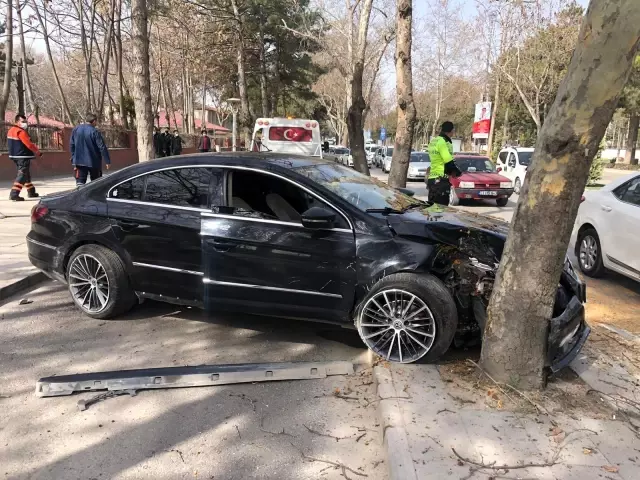 Otomobil ağacı çarptı: 1 yaralı Otomobil ağacı çarptı: 1 yaralı