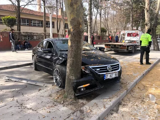 Otomobil ağacı çarptı: 1 yaralı Otomobil ağacı çarptı: 1 yaralı