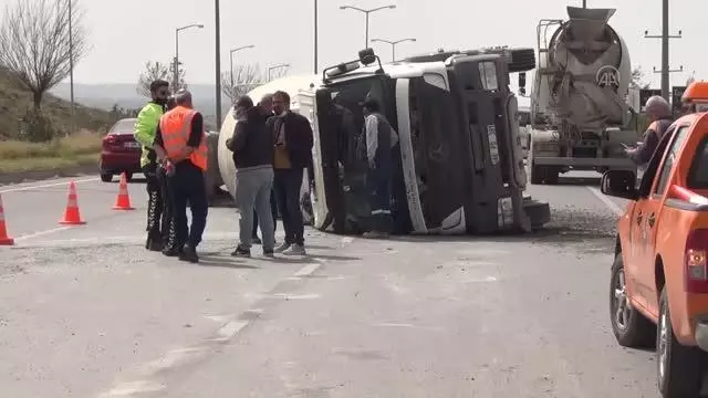 Son dakika haberi: Otomobil ile beton mikseri çarpıştı: 1 ölü, 2 yaralı Son dakika haberi: Otomobil ile beton mikseri çarpıştı: 1 ölü, 2 yaralı