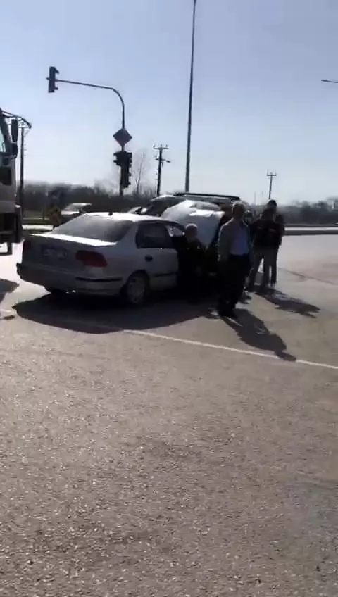 Otomobil ile çarpışan traktör takla attı: 1 yaralı Otomobil ile çarpışan traktör takla attı: 1 yaralı