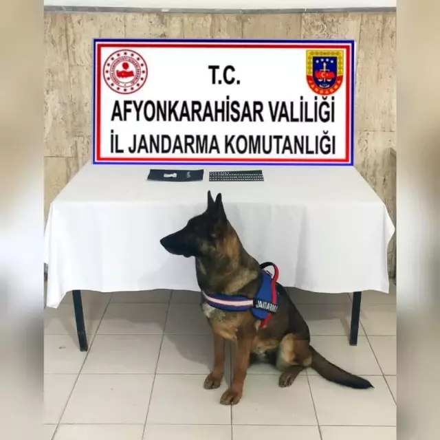 Son dakika haberi... Otomobil kolçağından uyuşturucu hap, sigara paketinden metamfetamin çıktı Son dakika haberi... Otomobil kolçağından uyuşturucu hap, sigara paketinden metamfetamin çıktı