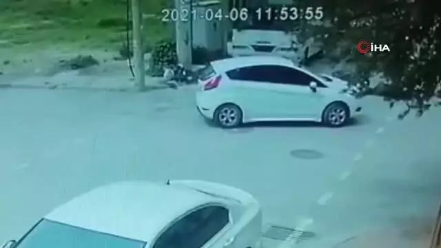 Son dakika haberleri | Otomobili görüp frene basan kadın hastanelik oldu, kaza anı kameraya böyle yansıdı Son dakika haberleri | Otomobili görüp frene basan kadın hastanelik oldu, kaza anı kameraya böyle yansıdı