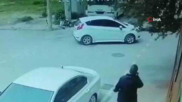 Son dakika haberleri | Otomobili görüp frene basan kadın hastanelik oldu, kaza anı kameraya böyle yansıdı Son dakika haberleri | Otomobili görüp frene basan kadın hastanelik oldu, kaza anı kameraya böyle yansıdı