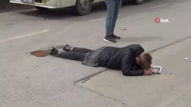 Son dakika haberleri | Otomobili görüp frene basan kadın hastanelik oldu, kaza anı kameraya böyle yansıdı Son dakika haberleri | Otomobili görüp frene basan kadın hastanelik oldu, kaza anı kameraya böyle yansıdı
