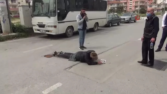 Son dakika haberleri | Otomobili görüp frene basan kadın hastanelik oldu, kaza anı kameraya böyle yansıdı Son dakika haberleri | Otomobili görüp frene basan kadın hastanelik oldu, kaza anı kameraya böyle yansıdı