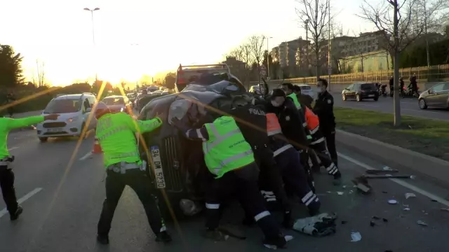 Son Dakika | Kartal'da park halinde duran araç kaza sonrası takla atarak yola savruldu: 1 yaralı Son Dakika | Kartal'da park halinde duran araç kaza sonrası takla atarak yola savruldu: 1 yaralı