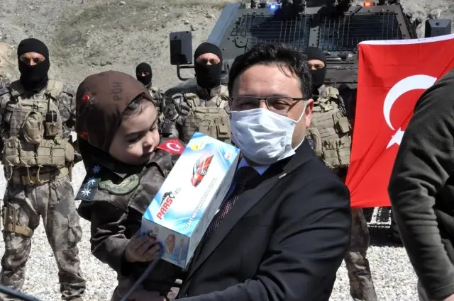 Özel Harekat polislerinin eğitim faaliyeti izleyenleri büyüledi Özel Harekat polislerinin eğitim faaliyeti izleyenleri büyüledi