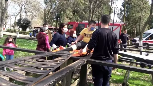 Son dakika haberi... Parkta ayağı demirlerin arasına sıkışan çocuğu itfaiye kurtardı Son dakika haberi... Parkta ayağı demirlerin arasına sıkışan çocuğu itfaiye kurtardı
