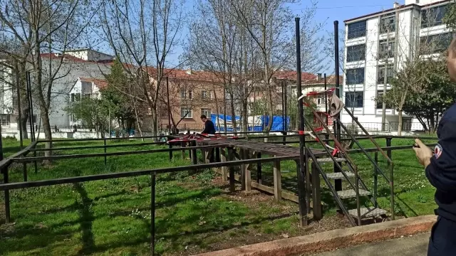Son dakika haberi... Parkta ayağı demirlerin arasına sıkışan çocuğu itfaiye kurtardı Son dakika haberi... Parkta ayağı demirlerin arasına sıkışan çocuğu itfaiye kurtardı