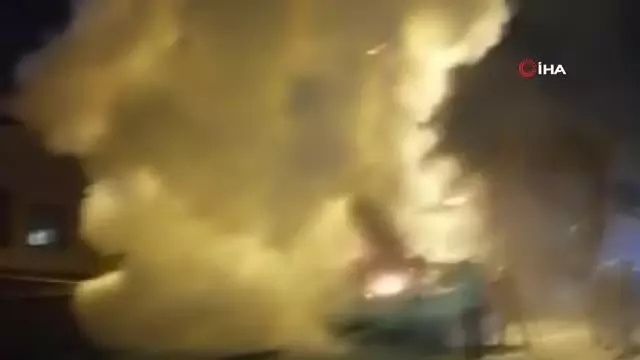 Pendik'te Suriyeli komşularının ekmek teknesi alev aldı, mahalleli seferber oldu Pendik'te Suriyeli komşularının ekmek teknesi alev aldı, mahalleli seferber oldu