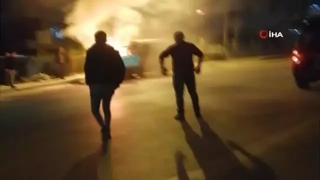 Pendik'te Suriyeli komşularının ekmek teknesi alev aldı, mahalleli seferber oldu Pendik'te Suriyeli komşularının ekmek teknesi alev aldı, mahalleli seferber oldu
