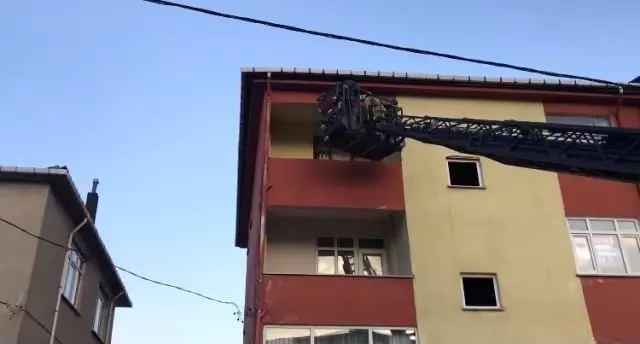 Pendik'te yangın paniği...Mahsur kalan yaşlı kadın böyle kurtarıldı Pendik'te yangın paniği...Mahsur kalan yaşlı kadın böyle kurtarıldı
