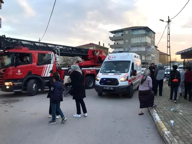 Pendik'te yangın paniği...Mahsur kalan yaşlı kadın böyle kurtarıldı Pendik'te yangın paniği...Mahsur kalan yaşlı kadın böyle kurtarıldı