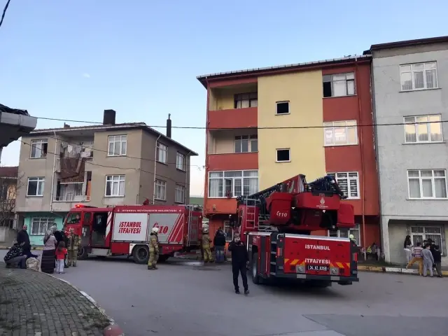 Pendik'te yangın paniği...Mahsur kalan yaşlı kadın böyle kurtarıldı Pendik'te yangın paniği...Mahsur kalan yaşlı kadın böyle kurtarıldı