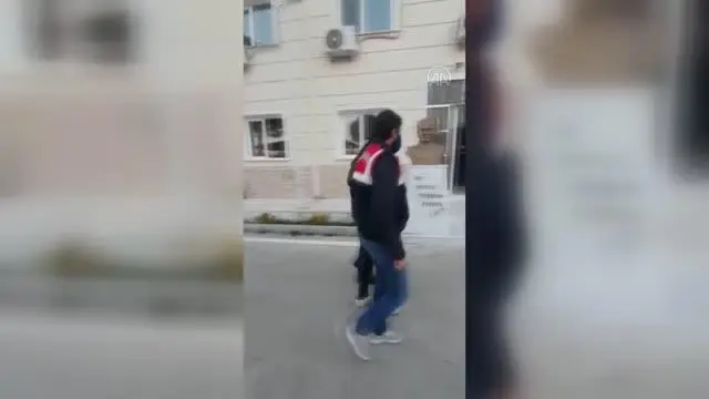 PKK ve FETÖ üyelerine yönelik operasyonlarda yakalanan 4 zanlı tutuklandı PKK ve FETÖ üyelerine yönelik operasyonlarda yakalanan 4 zanlı tutuklandı