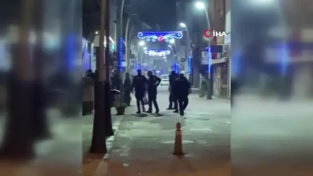 Polis ekiplerine zor anlar yaşatan alkollü şahıs biber gazıyla etkisiz hale getirildi Polis ekiplerine zor anlar yaşatan alkollü şahıs biber gazıyla etkisiz hale getirildi